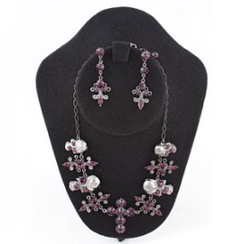 Collar de calaveras y aretes