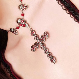 Collar de calaveras con cruz y aretes