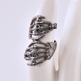 Anillo con Manos de Calavera