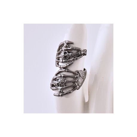 Anillo con Manos de Calavera