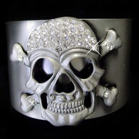 Brazalete de calavera y hueso